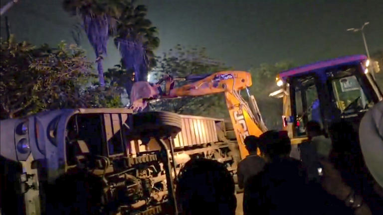 Jaipur–Delhi Sleeper Bus Overturns Near Jhandewalan in Delhi